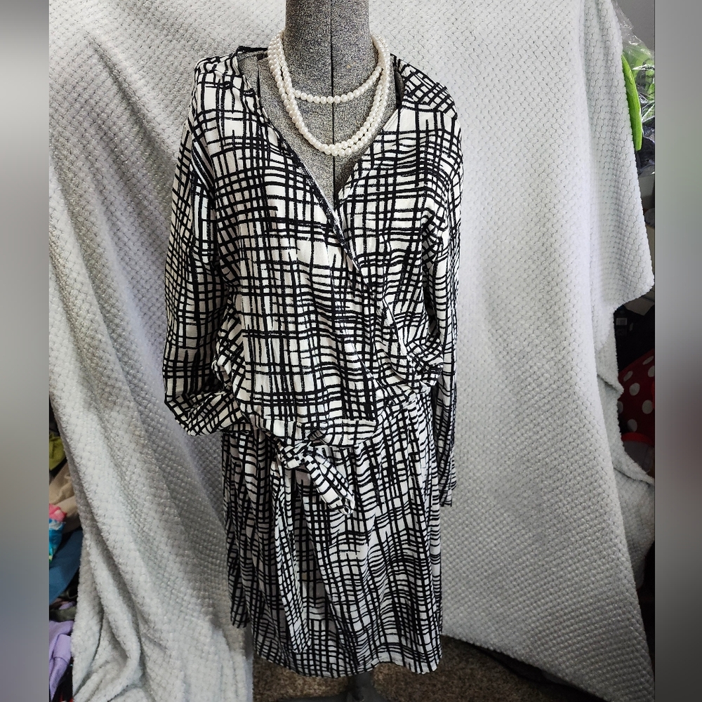 Ava & Viv Woman's Black White Faux Wrap V- Neck Long Sleeve Dress Tie Plus 1x